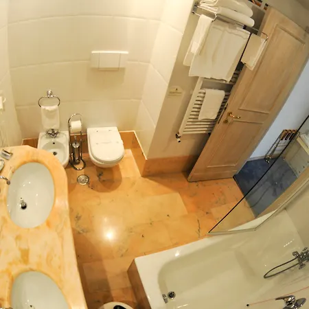 Hotell De La 4*