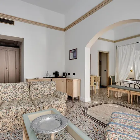 De La Hotell 4*