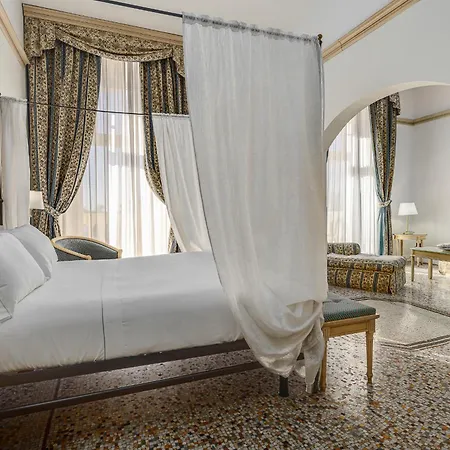 Hotell De La 4*